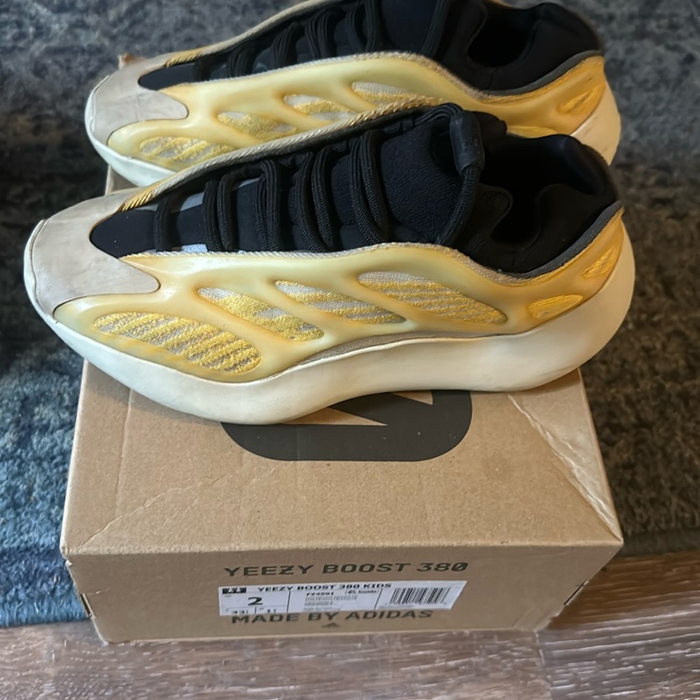 Kids Yeezy 700 size 4